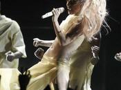 Grammy Awards Lady Gaga dans oeuf géant. Born this