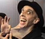 L'homme élastique Raton laveur chapardeur