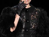 Quand Kate Moss défile cigarette main chez Vuitton