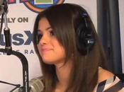 Selena Gomez Elle parle moustache Justin Bieber radio (vidéo)
