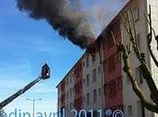 incendie s'en gravité détruit appartement d'immeuble quartier stade...