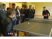 Sarkozy joue ping-pong avec collégien