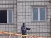 Drogué, saute d’une grue haut