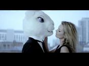 Kate Moss drague lapin