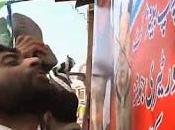 Vidéo musulmans pakistanais crachent photo pape invoquant Allah