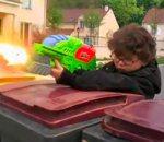 enfants font guerre avec pistolets