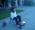 homme sans bras joue guitare avec pieds