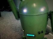 robot Android fabriqué partir d’une poubelle