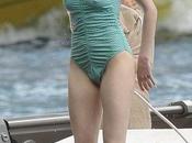 Anne Hathaway fashion-faux-pas-plage