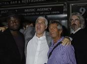 Mitch Winehouse distribue t-shirts fille.