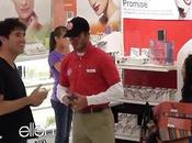 Hilarant David Beckham vendeur parfums chez Target