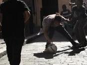 Jouer foot dans pente. Gamelles d’acrobates....