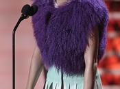 fashion faux-pas Katy Perry cheveux bleus fourrure violette