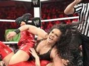 Victoire Tamina face Brie Bella