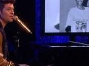 [Live] Robin Thicke rend hommage Whitney Ellen.