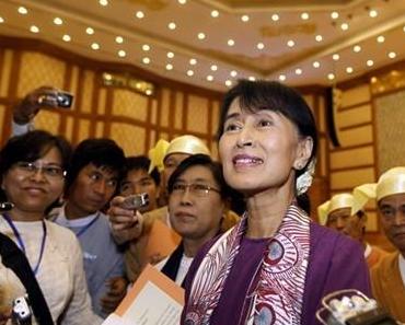 Aung San Suu Kyi investit officiellement le Parlement birman avec 33 autres députés démocrates