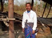 Inde l’homme planté forêt mains Article :Courrier International