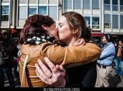 Flash-mob kiss-in contre lesbophobie, Paris.