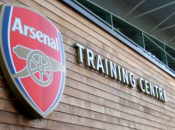 Arsenal actionnaire critique club pour
