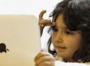 enfants utilisent l’iPad berceau