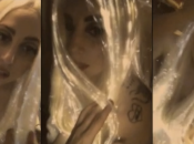 Lady Gaga s’habille d’une perruque lumineuse