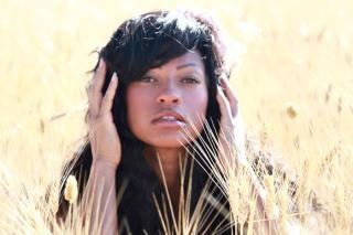 Julia Channel dévoile le clip de son nouveau single, Free.