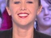 baiser lesbien d’Enora Malagré dans Touche poste (vidéo)