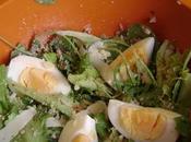 Salade mesclun oeufs durs, noisettes copeaux fromage