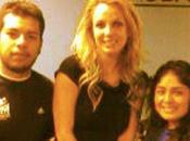 Photo Britney posant avec employés l’anniversaire enfants