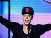 paparazzo voulant photographier Justin Bieber, chanteur réagit