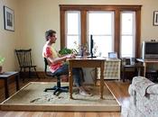 graphiste travaille pieds dans sable bureau