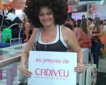 AFRO-BRESILIENNES CONTRE UNE MARQUE DE CHEVEUX AVEC DES MANNEQUINS PORTANT DES PERRUQUES CREPUES