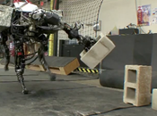 Boston Dynamics lance parpaing figure l’ennemi