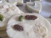 Mendiants chocolat blanc, pistaches, raisins secs amandes effilées.