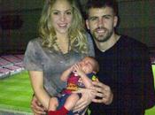 Gerard Piqué Shakira dans tribunes avec Milan photo