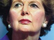 Margareth Thatcher Dame tire révérence