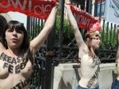 salue libération trois Femen européennes, i...