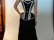 Elle porte corset depuis pour affiner taille…