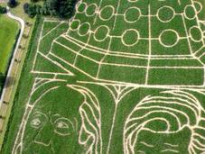 Doctor Who: ouverture d’un labyrinthe géant dans champ maïs