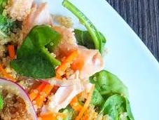 Salade quinoa épinards saumon