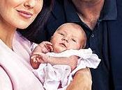 Alec Baldwin présente petite fille devant l'objectif