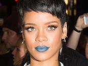 Rihanna maquillée avec rouge lèvres bleu pour présenter nouvelle collection River Island