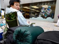 iPhone vont camper jours devant l’apple store Tokyo