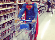 Alex Goude promène déguisé Superman dans supermarché américain