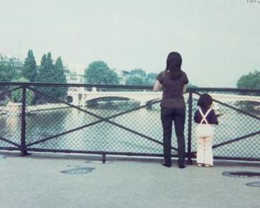 Une photographe s’incruste dans ses photos d’enfance