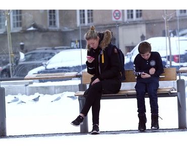 La réaction émouvante des norvégiens face à un enfant grelottant de froid