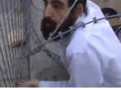 INSOLITE. Vidéo: colon israélien prisonnier barbelés domicile d’un Palestinien