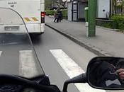 homme rate bus, scooter dépose l’arrêt suivant