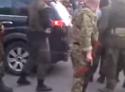 VIDEO. Ukraine: Comment néo-nazis interdit vote Krasnoarmiysk civil