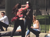 Voilà comment gens réagissent quand femme frappe homme (Video)